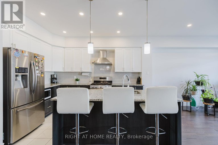 28523248/669-cordelette-circle-e/mer-bleuebradley-estatesanderson-park/ottawa/ontario/K1W0P2_14