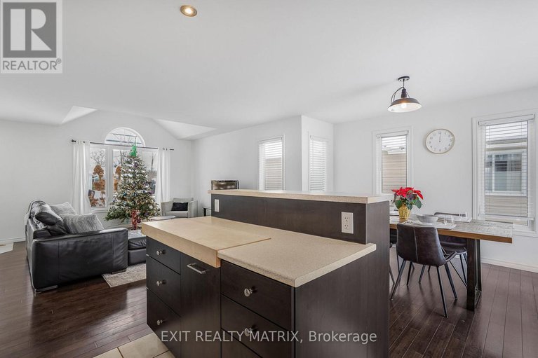 29156083/156-longueuil-street/lorignal/champlain/ontario/K0B1K0_9