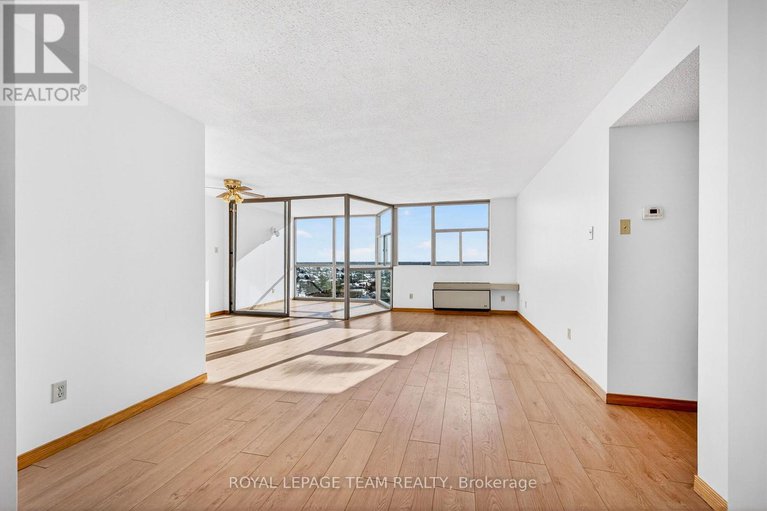 29312741/1506-2760-carousel-crescent/emerald-woodssawmill-creek/ottawa/ontario/K1T2N4_4