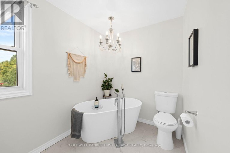 28819610/12-550-straby-avenue/overbrookcastle-heights/ottawa/ontario/K1K1H1_22