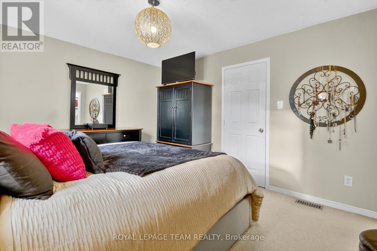 29115159/7-newcastle-avenue/morgans-grantsouth-march/ottawa/ontario/K2K2R2_23