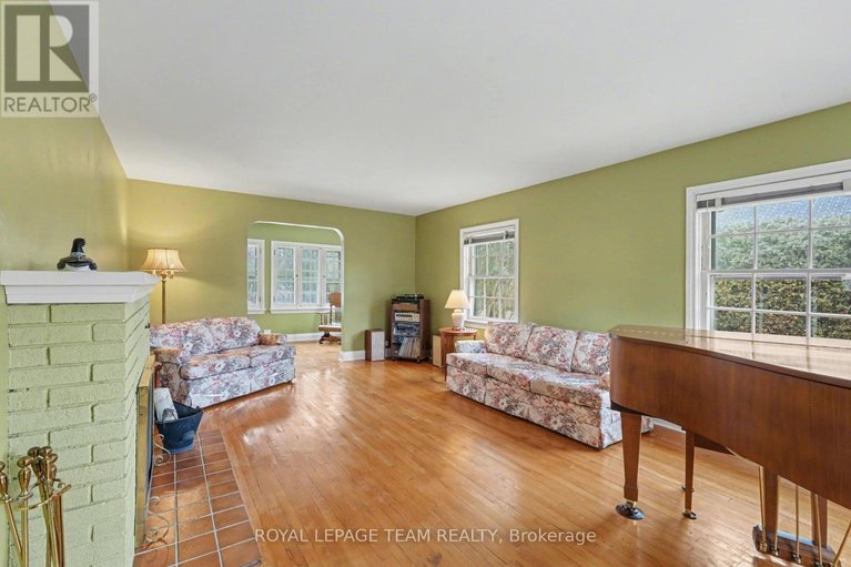 29474751/104-van-buren-street/kemptville/north-grenville/ontario/K0G1J0_9