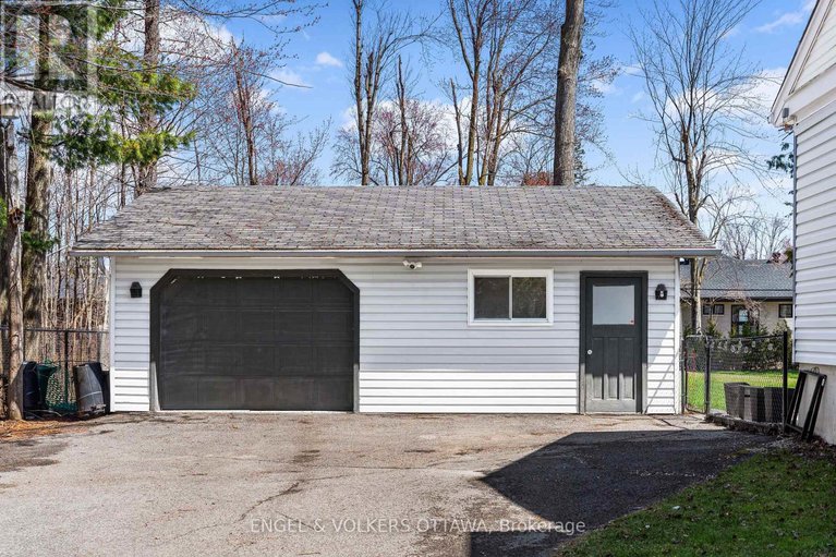 28406748/8-pineglen-crescent/pineglencountry-place/ottawa/ontario/K2E6X7_44