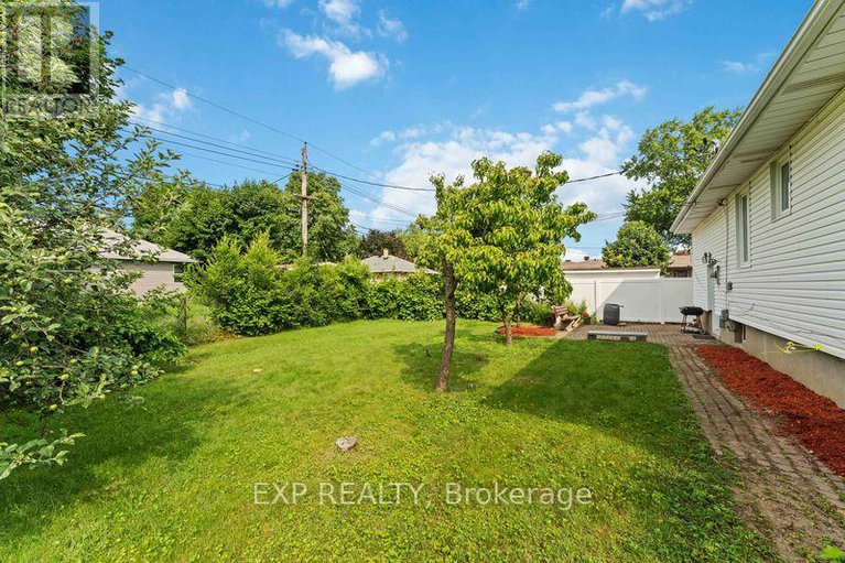 28608756/6-lyall-street/city-viewskylinefisher-heightsparkwood-hills/ottawa/ontario/K2E5G6_29