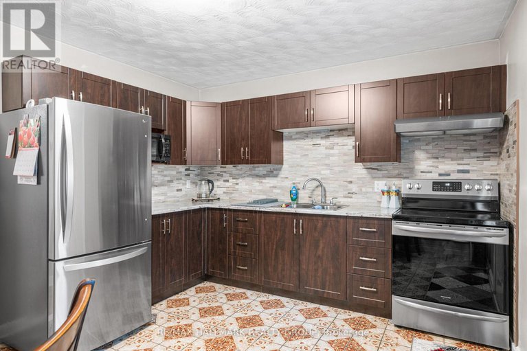 28477413/141-dahlia-avenue/applewood-acres/ottawa/ontario/K1H6G1_10
