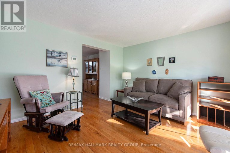 29079645/1570-payette-drive/bilberry-creekqueenswood-heights/ottawa/ontario/K1E1S9_7