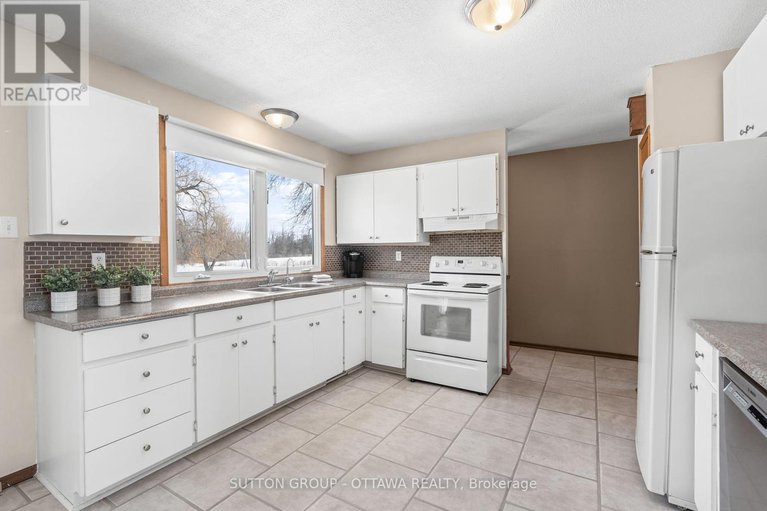 28296607/6489-rideau-valley-drive-n/manotick-south-to-roger-stevens/ottawa/ontario/K4M1B3_6