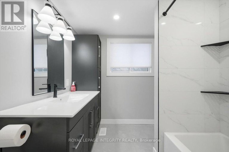 29214221/809-vinette-crescent/chatelaine-village/ottawa/ontario/K1E1X1_23