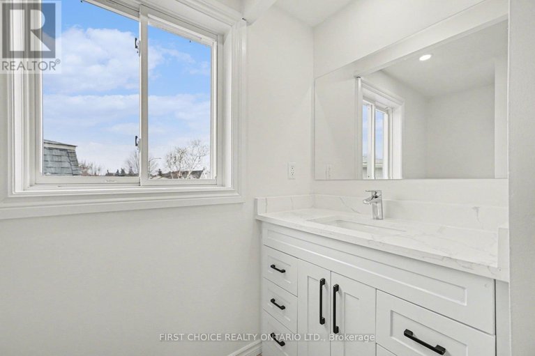 29457498/883-lawnsberry-drive/chatelaine-village/ottawa/ontario/K1E1Y2_16