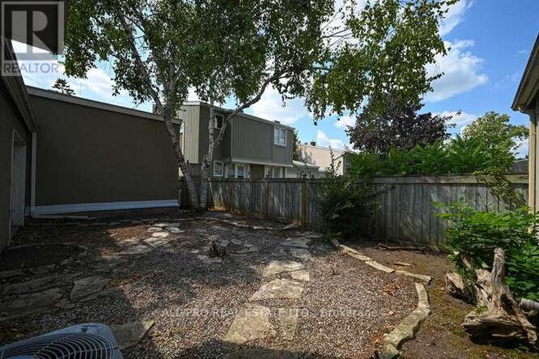 29261422/56-jackson-court/beaverbrook/ottawa/ontario/K2K1B7_29