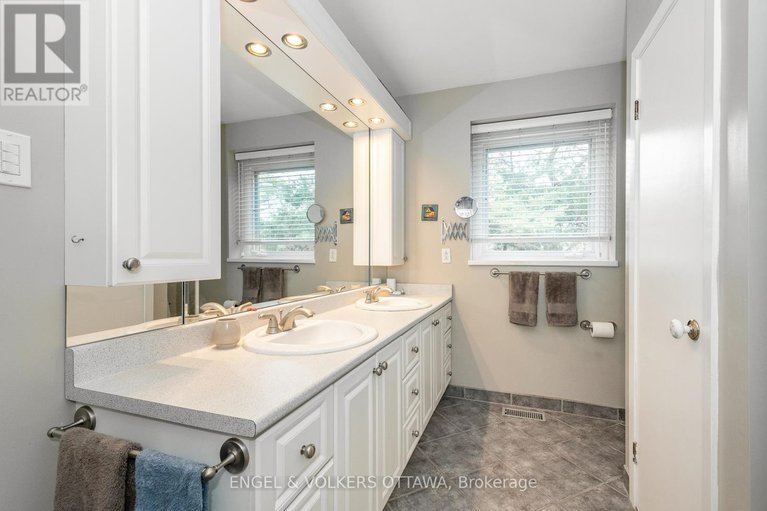 28818666/899-dresden-crescent/whitehaven/ottawa/ontario/K2B5H8_15