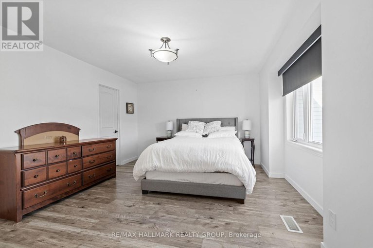 28087558/18-1964-wildflower-drive/queenswood-heights-south/ottawa/ontario/K1E3V4_16