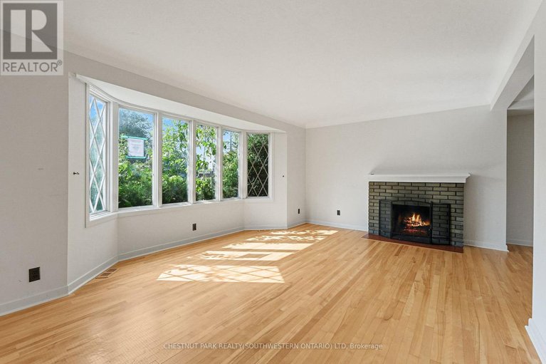 28850275/809-smyth-road-n/elmvale-acres/ottawa/ontario/K1G1P2_7