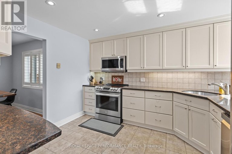 29606719/219-switzer-avenue/westborohampton-park/ottawa/ontario/K1Z7H8_8