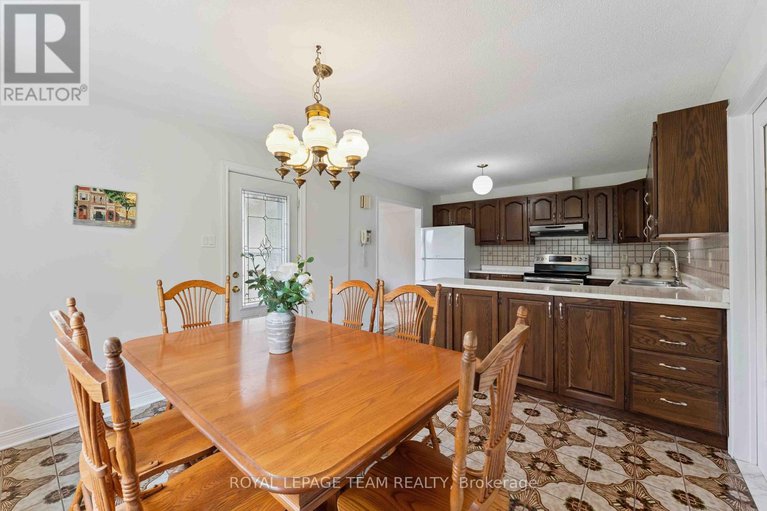 28701491/8-oakwood-avenue/city-viewskylinefisher-heightsparkwood-hills/ottawa/ontario/K2E6A5_16