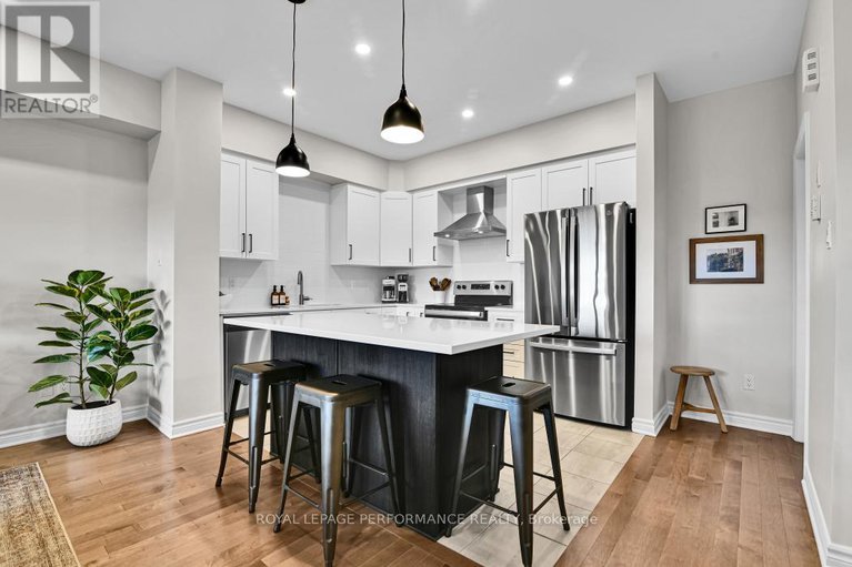 28973137/22-verglas-lane/mer-bleuebradley-estatesanderson-park/ottawa/ontario/K1W0P5_6