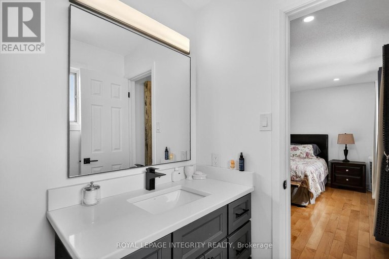 29484455/2092-legrand-crescent/queenswood-heights-south/ottawa/ontario/K1E3T6_28