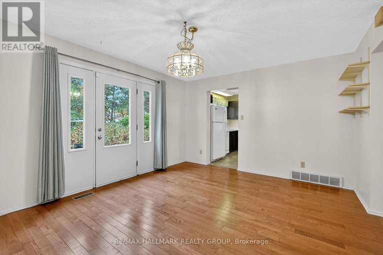 29038840/1415-plumber-avenue/carson-grove/ottawa/ontario/K1K4B2_9