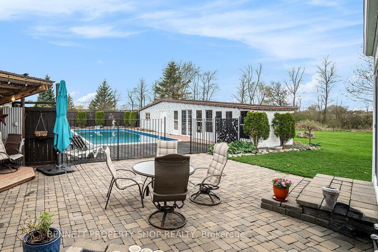 28309432/39-front-street-e/alexandria/north-glengarry/ontario/K0C1A0_11