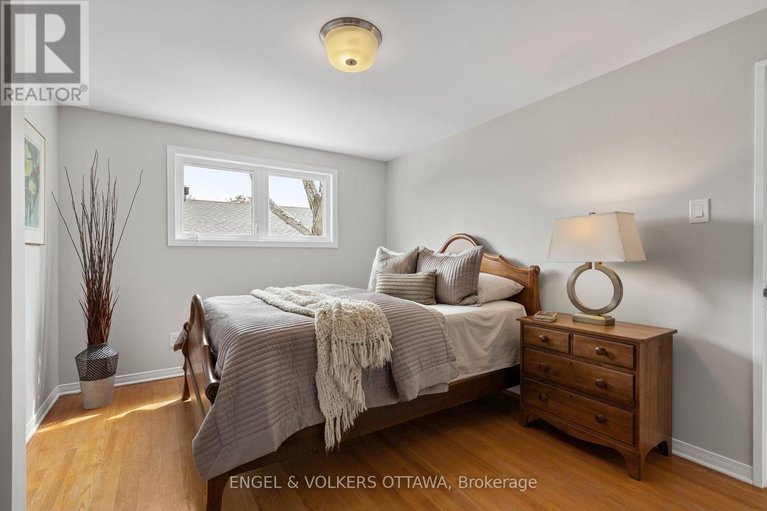 29579181/2125-valley-drive/elmvale-acresurbandale/ottawa/ontario/K1G2P6_18