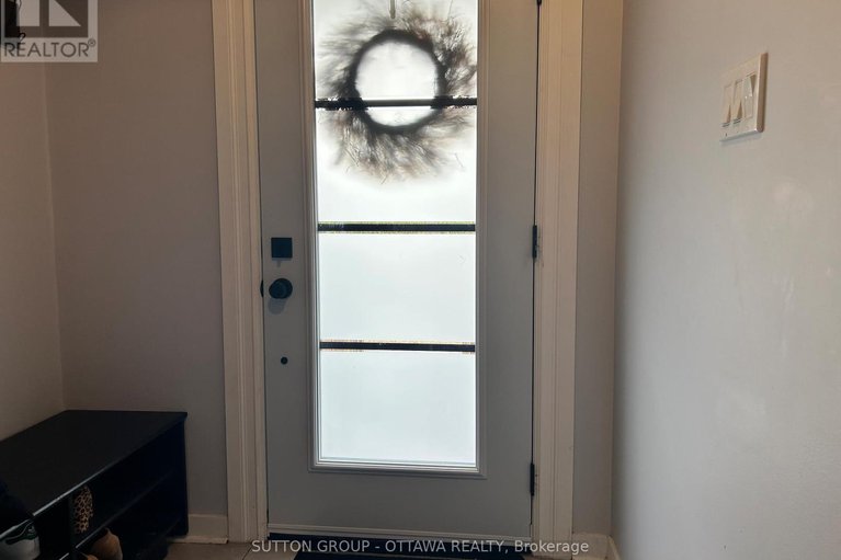 29660871/201-1835-marsala-crescent/fallingbrookpineridge/ottawa/ontario/K4A2E5_2