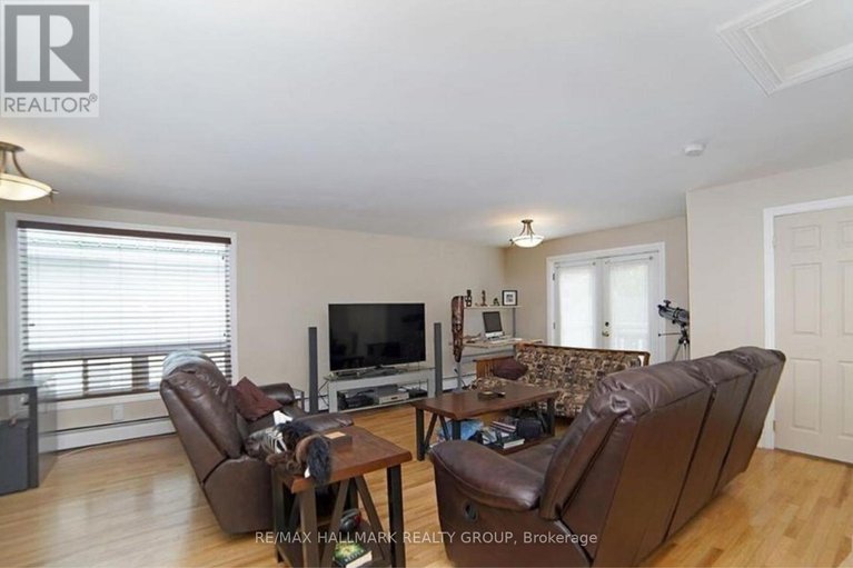 28502092/515-guy-street/overbrookcastle-heights/ottawa/ontario/K1K1B8_5