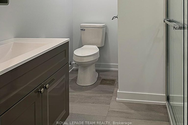 28916019/70-crownhill-street/cardinal-heights/ottawa/ontario/K1J7K8_18