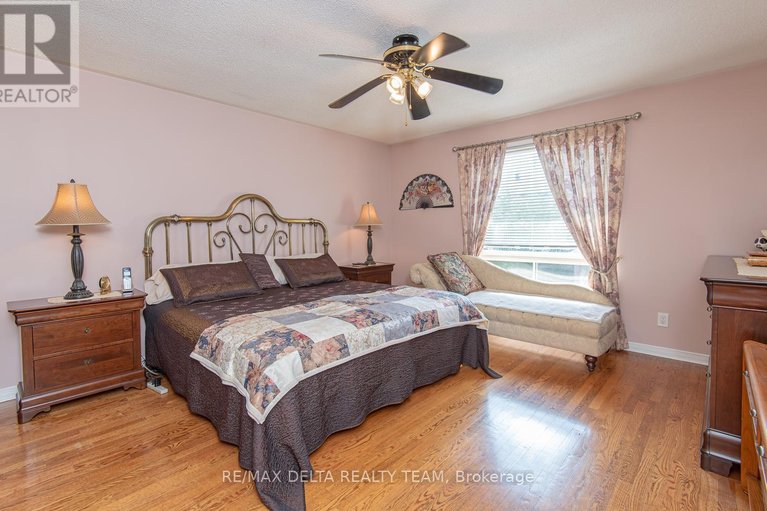 29649021/892-beauchamp-avenue/hiawatha-parkconvent-glen/ottawa/ontario/K1C3A7_17