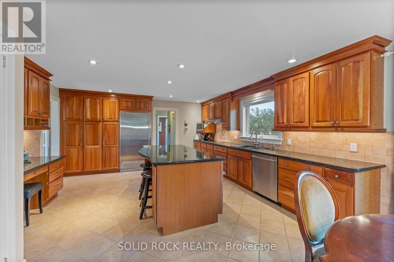 28931406/5569-whitewood-avenue/manotick-village-manotick-estates/ottawa/ontario/K4M1E1_14