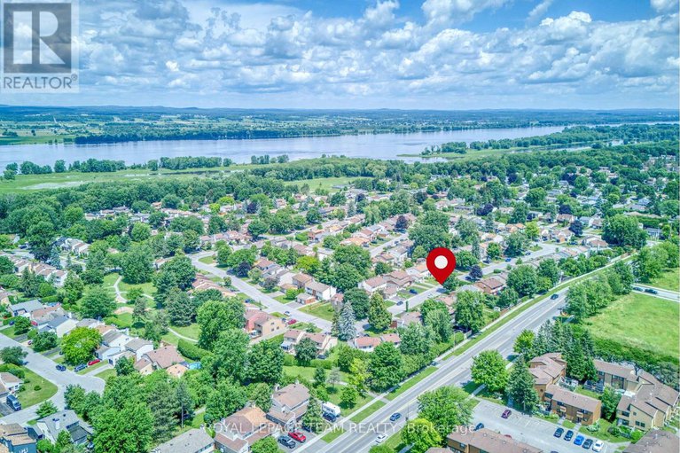 28595123/1094-grenoble-crescent/orleans-wood/ottawa/ontario/K1C2C6_31