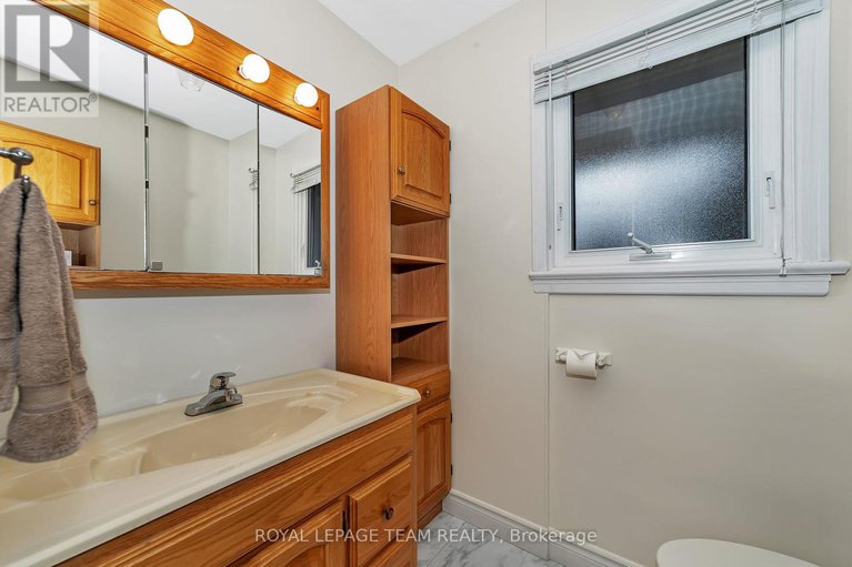 27726698/2099-balharrie-avenue/ottawa/ontario/K1G1G4_12