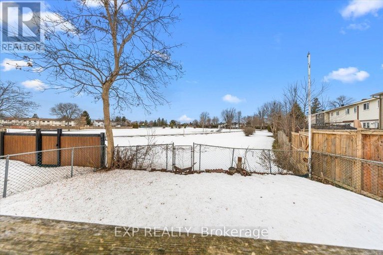 29485103/915-lawnsberry-drive/chatelaine-village/ottawa/ontario/K1E1Y2_30
