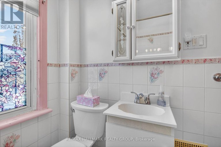 29421781/512-melbourne-avenue/mckellarhighland/ottawa/ontario/K2A1W5_28