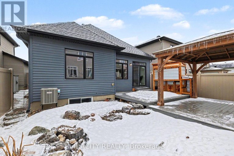 29629373/565-bobolink-ridge/stittsville-south/ottawa/ontario/K2S2P4_28