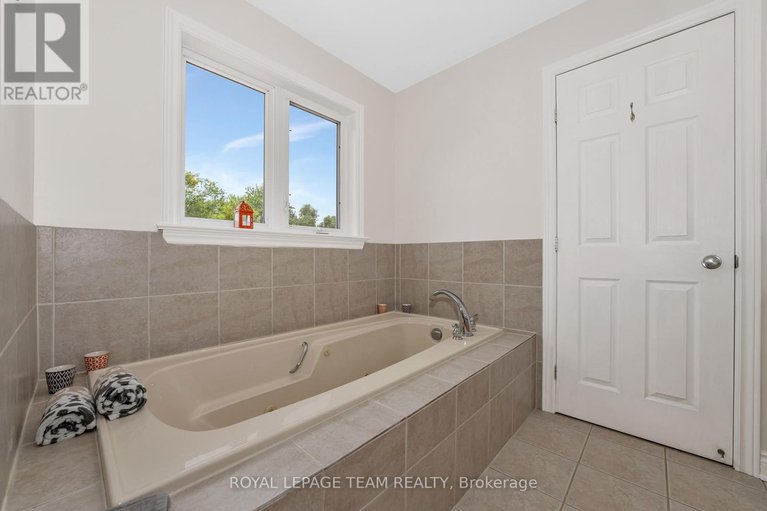 28614857/17-kolo-drive/remainder-of-stittsville-area/ottawa/ontario/K0A1B0_21