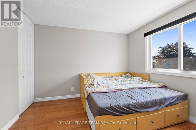 28879068/35-ivylea-street/craig-henrywoodvale/ottawa/ontario/K2G4X1_17