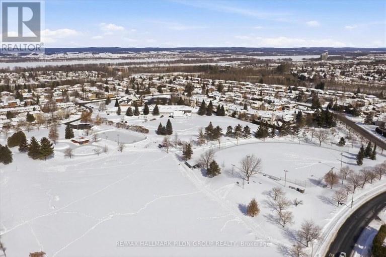 29407130/284-mceachern-crescent/bilberry-creekqueenswood-heights/ottawa/ontario/K1E3K3_27