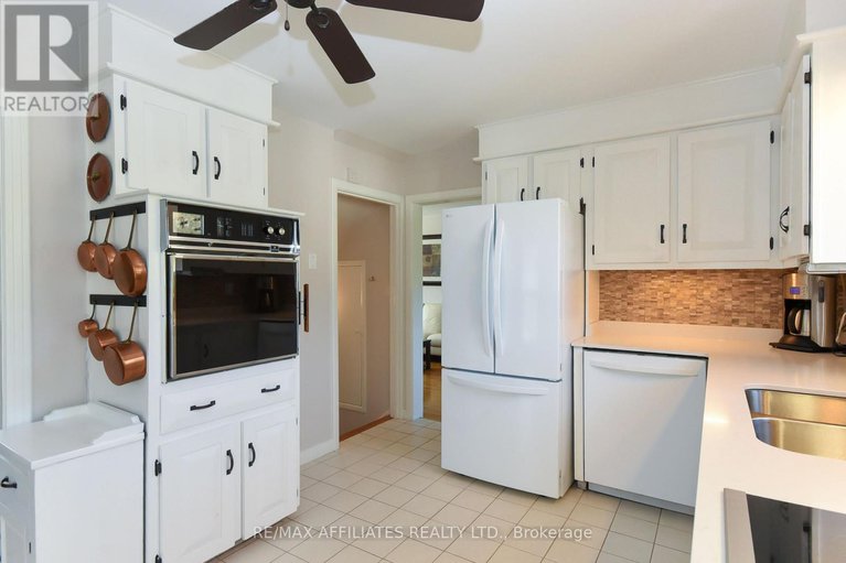 28929564/323-fullerton-avenue/overbrookcastle-heights/ottawa/ontario/K1K1K2_14