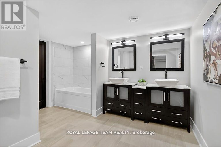 29467727/6636-marina-drive/manotick-south-to-roger-stevens/ottawa/ontario/K4M1B3_32