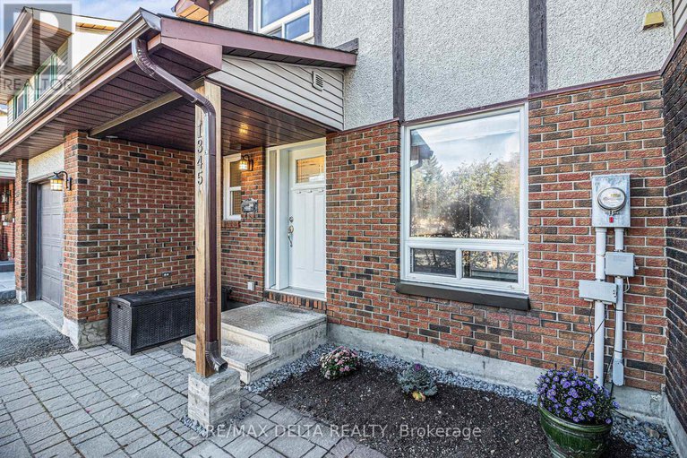 28869858/1345-cedarcroft-crescent/pineview/ottawa/ontario/K1B5G8_4