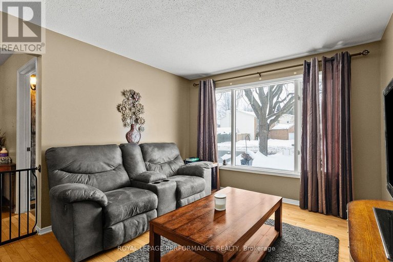 29329137/690-princess-louise-drive/fallingbrookridgemount/ottawa/ontario/K4A2C1_6