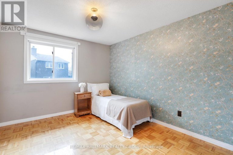 29030661/1637-saxony-crescent/pineview/ottawa/ontario/K1B5K8_22