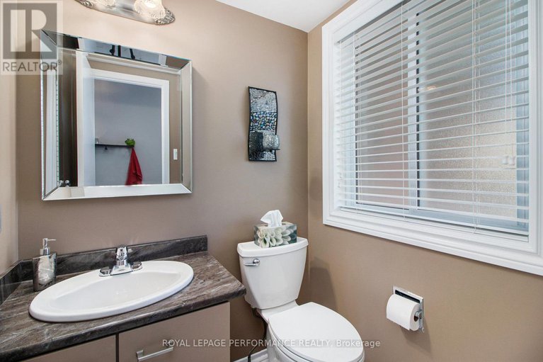 28927668/170-midsummer-terrace/queenswood-heights-south/ottawa/ontario/K1E3V6_17
