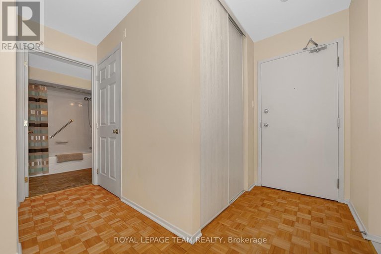 29231241/200-260-brittany-drive/viscount-alexander-park/ottawa/ontario/K1K4M2_7