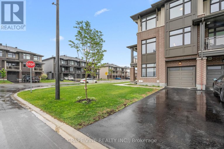 28472373/60-verglas-lane/mer-bleuebradley-estatesanderson-park/ottawa/ontario/K1W0R2_4