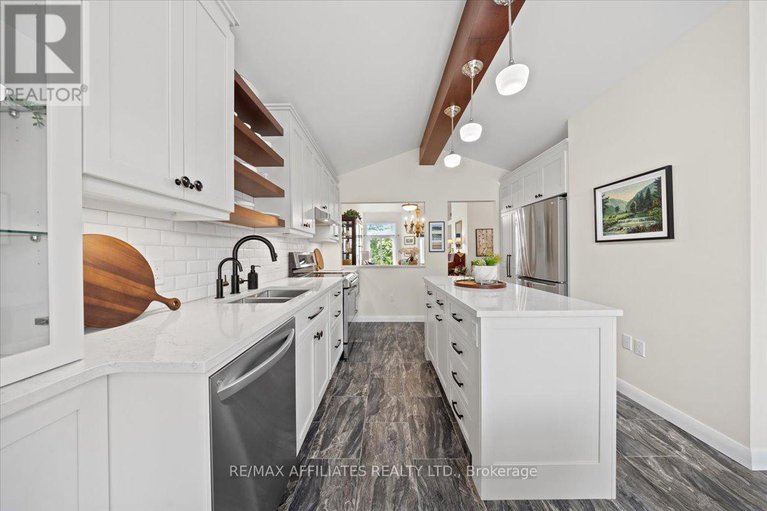28528939/1244-foxborough-private-e/beaconwood/ottawa/ontario/K1J1E2_7