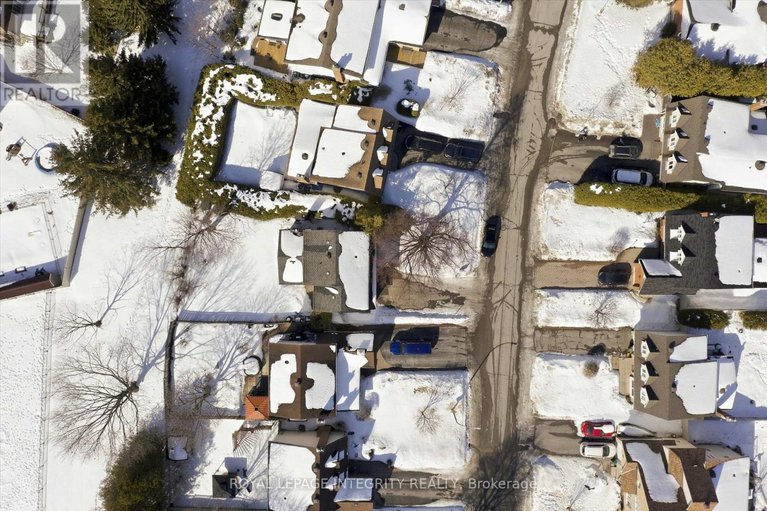 29431124/1735-bonaventure-terrace/convent-glen-south/ottawa/ontario/K1C1W5_35