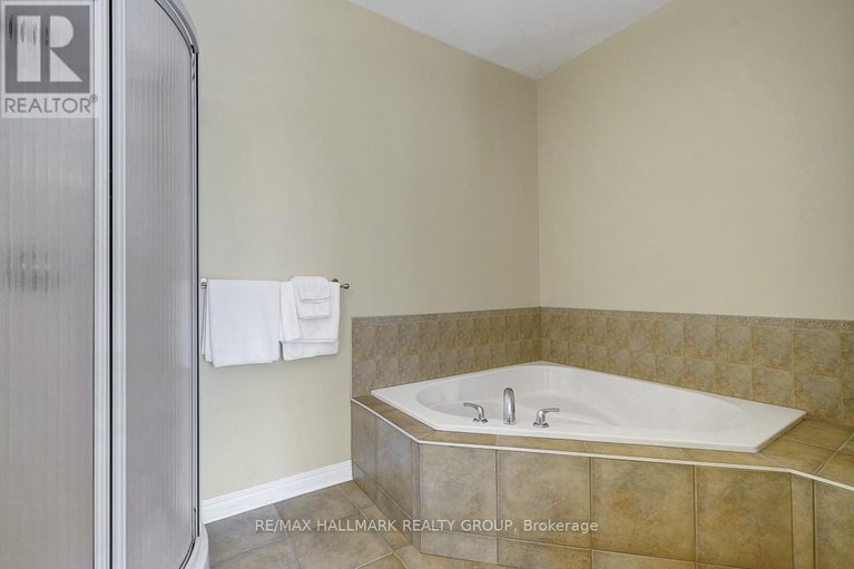 28232415/46-chapelier-private/queenswood-heights-south/ottawa/ontario/K1E3Y1_25
