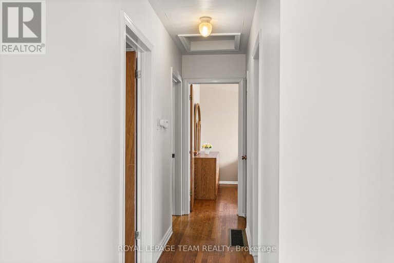 28790209/5-spring-garden-avenue/meadowlandscrestview/ottawa/ontario/K2G3B1_17