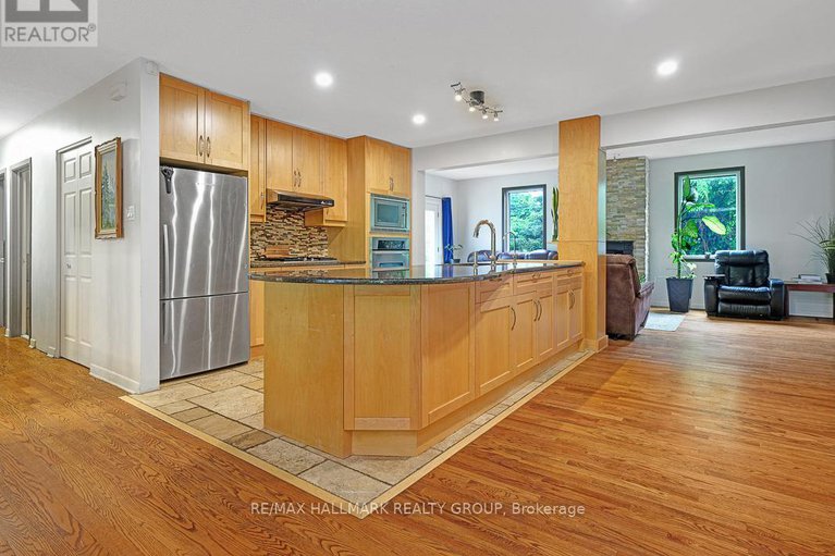 28460164/31-hilliard-avenue/city-viewskylinefisher-heightsparkwood-hills/ottawa/ontario/K2E6B9_16